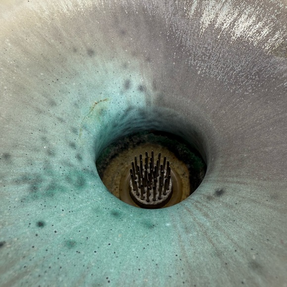 IKEBANA STONEWARE POTTERY VASE WITH PIN FROG Signed - Picture 5 of 10